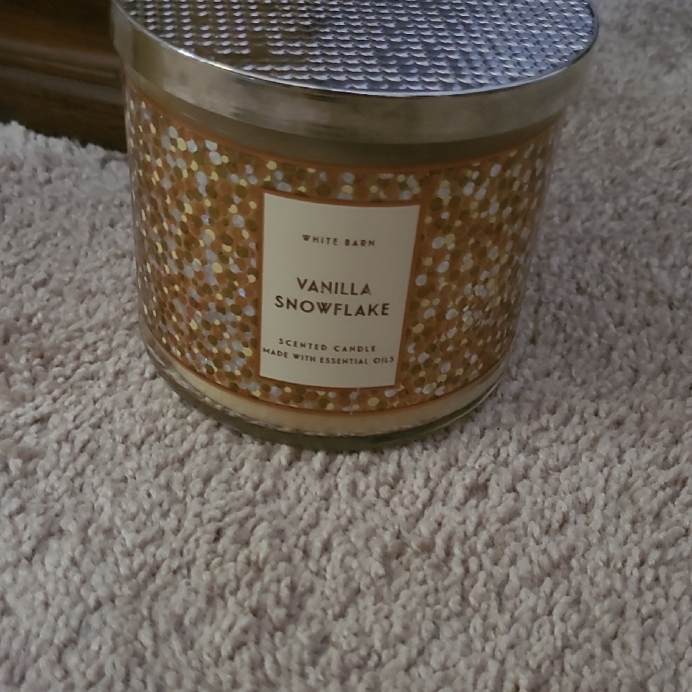 White Barn Gold Scented Candle Bath & Body - Picture 1 of 2